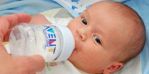Cara Menyusui Bayi dengan Menggunakan Botol